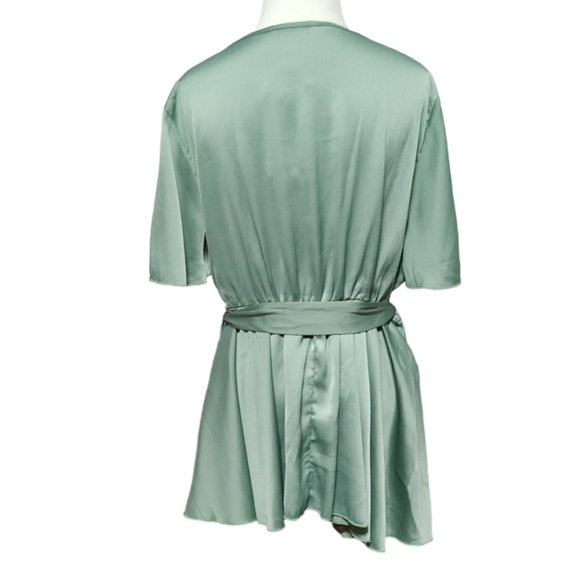 BloomChic Sage Green Short Bell Sleeves Ruffled Neckline Size 14-16 - Picture 2 of 4